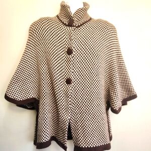 Peruvian cape brown and white with brown bottoms super soft. Medium.